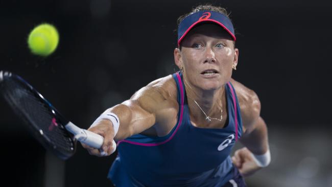 Sam Stosur  edged past Dominika Cibulkova in three sets.