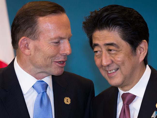 Australia's Prime Minister Tony Abbott (L) and Japan's Prime Minister Shinzo Abe chat prior to the tri-lateral meeting with US President Barack Obama at the G20 Summit in Brisbane on November 16, 2014. Australia is hosting the leaders of the world's 20 biggest economies for the G20 summit in Brisbane on November 15 and 16. AFP PHOTO / POOL