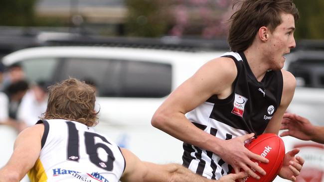 EFL Division 4 2022: Surrey Park v Chirnside Park - preliminary final at East Burwood Reserve: Nicholas Kann of Surrey Park (r) contests with Jimmy Wells of Chirnside Park on Sunday 28th of August, 2022 in Burwood East, Victoria, Australia.Photo: Hamish Blair