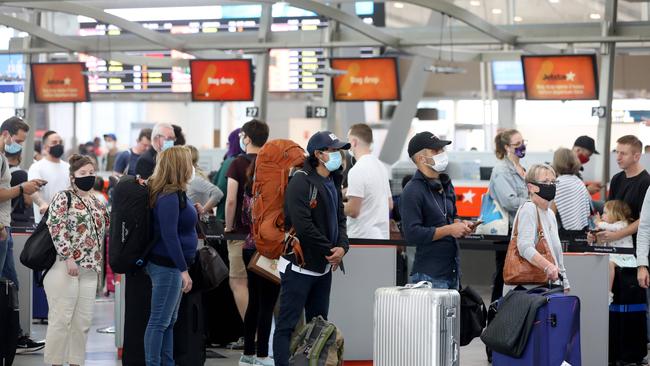 People pictured queuing up at a busy Sydney Domestic airport departures before Christmas and before there are any total lockdowns. Picture: Damian Shaw