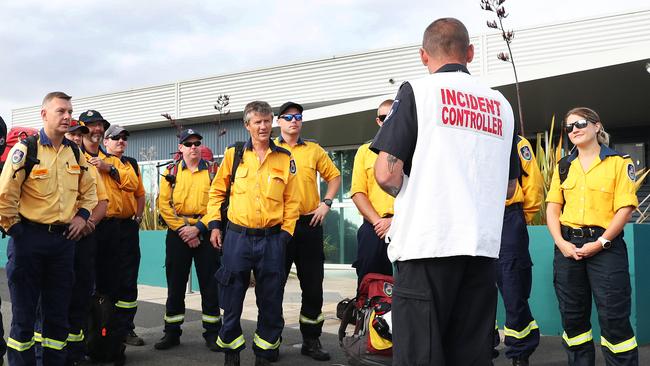 PREPARED: TFS incident controller Steve Richardson addresses firefighters from NSW. Picture: NIKKI DAVIS-JONES