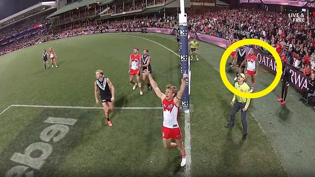 Buddy Franklin before the kick was stopped short by Aliir Aliir. Photo: Twitter, 7AFL.