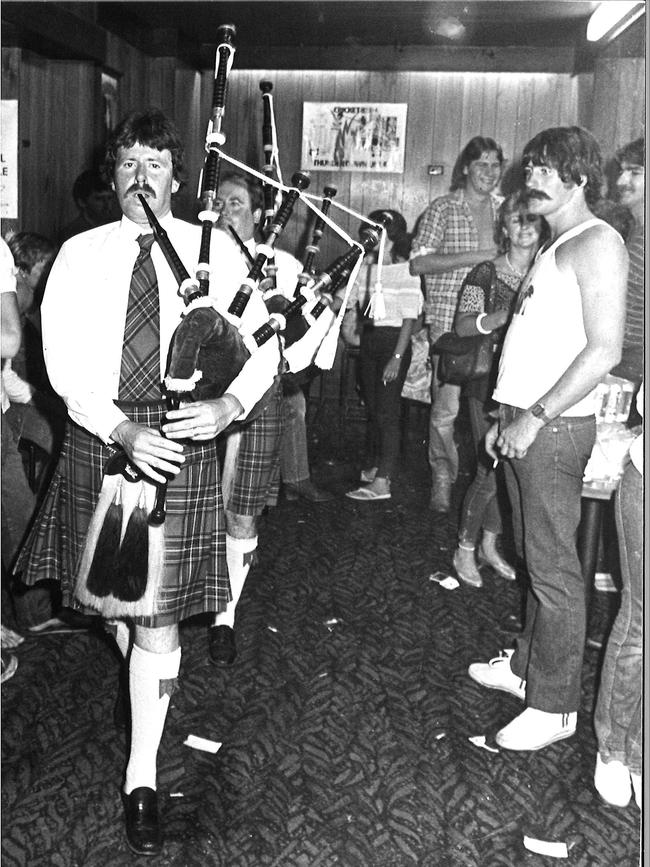 Scottish pipers Stuart and Robert Kerr walk through the Barwon Heads Hotel during NYE celebrations 1983