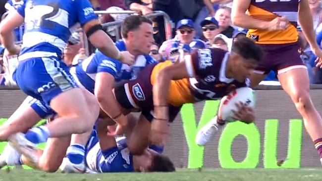 Sexton appeared to cop a knee from Cobbo during the collision. Picture: NRL.COM