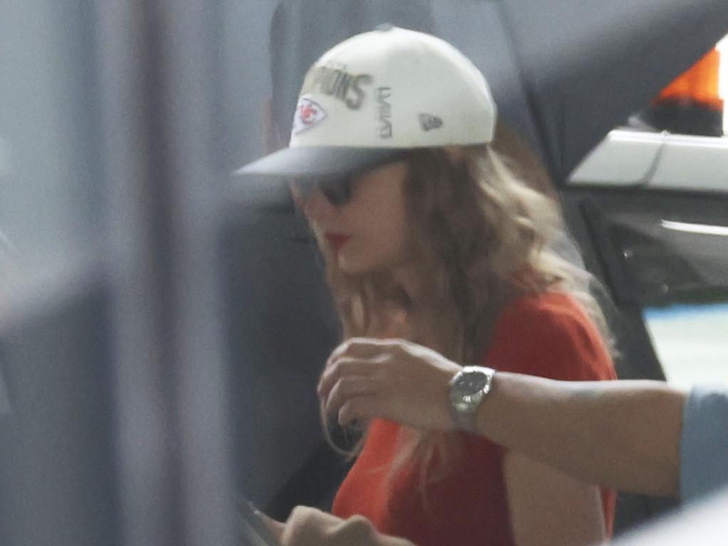 Taylor Swift boards her private jet after playing three sellout shows in Melbourne. Picture: MEDIA-MODE.COM
