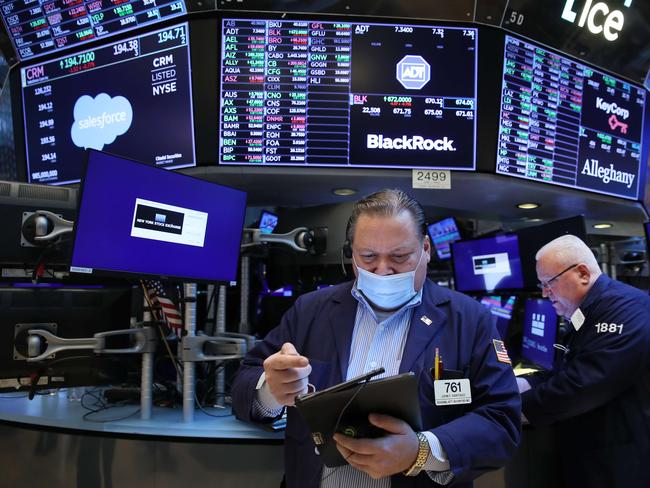 NEW YORK, NEW YORK - MARCH 08: Traders work on the floor of the New York Stock Exchange (NYSE) on March 08, 2022 in New York City. The Dow was up slightly in morning trading as the Russian invasion of Ukraine continues to unsettle global markets.   Spencer Platt/Getty Images/AFP == FOR NEWSPAPERS, INTERNET, TELCOS & TELEVISION USE ONLY ==