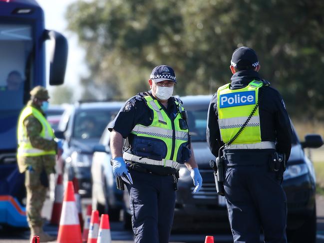 Victorian police conduct spot checks around Melbourne. Picture: NCA NewsWire / Ian Currie