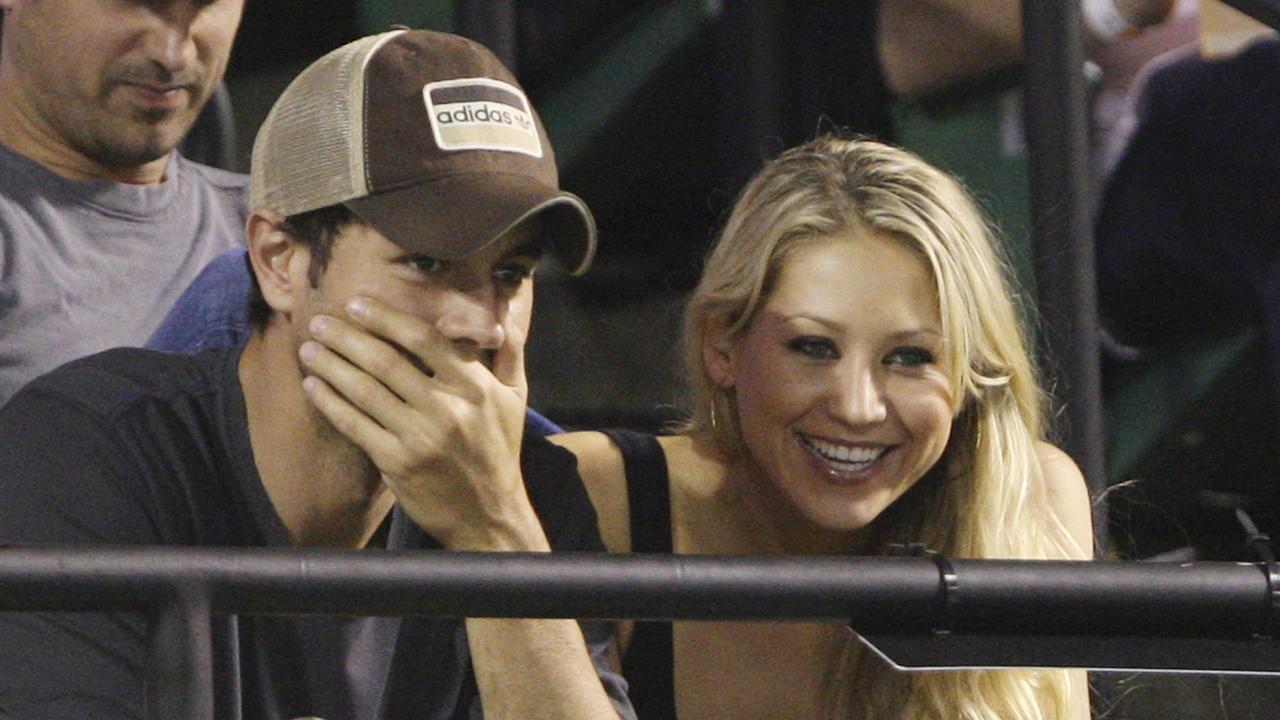 Enrique Iglesias and Anna Kournikova watch a match between Serena Williams and her sister Venus Williams in 2009.