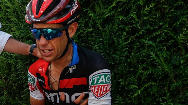 TOPSHOT - Australia's Richie Porte holds his chest after he crashed during the ninth stage of the 105th edition of the Tour de France cycling race between Arras and Roubaix, northern France, on July 15, 2018.  Australian cyclist Richie Porte pulled out of the Tour de France on July 15 after falling heavily on a shoulder early in stage nine from Arras to Roubaix. / AFP PHOTO / STR / ALTERNATIVE CROP