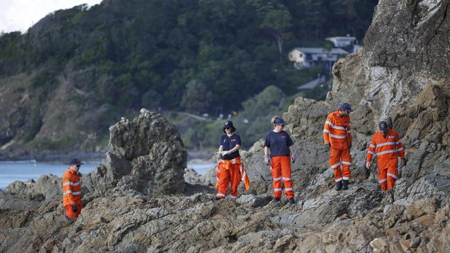 SES volunteers search for missing Belgian backpacker Theo Hayez around Cape Byron Lighthouse on Monday. (AAP Image/Regi Varghese)