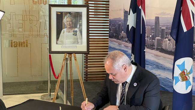 Gold Coast Mayor Tom Tate signs the City Condolence Book to reflect on the passing of Her Majesty, Queen Elizabeth II.