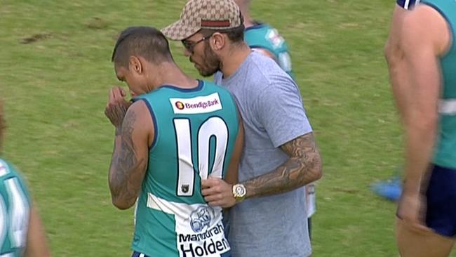 Fremantle’s Harley Bennell speaks to cousin Traye Bennell during a WAFL match on the weekend. Screengrab via 7 News.