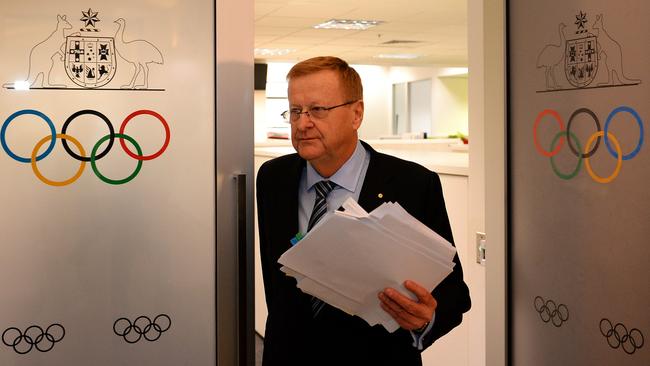 Australian Olympic Committee chief John Coates has received the backing of the Athletes Commission.