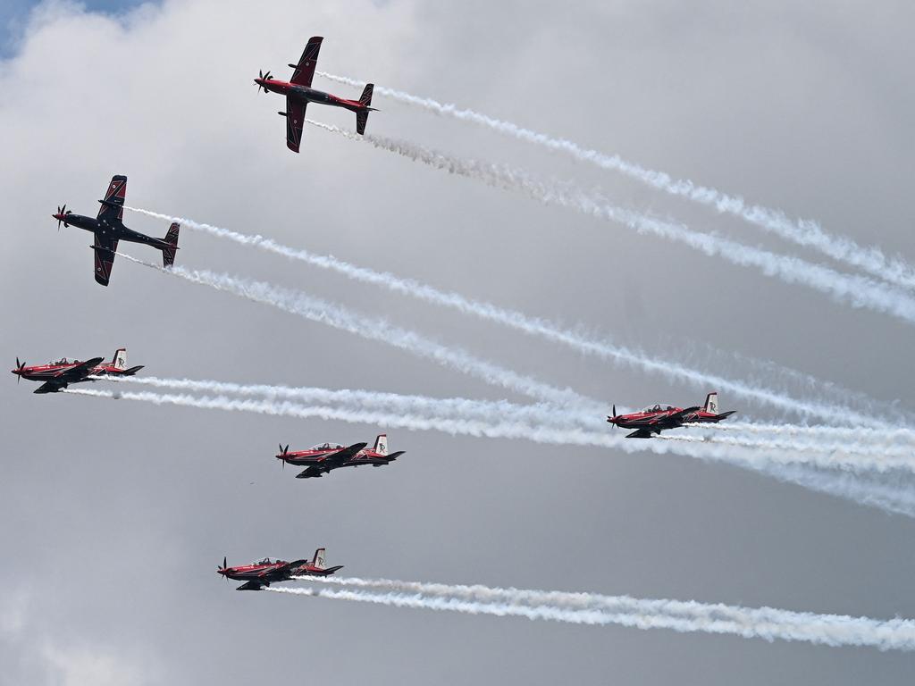 When defence planes, Army Roulettes fly over Melbourne Grand Prix F1 ...