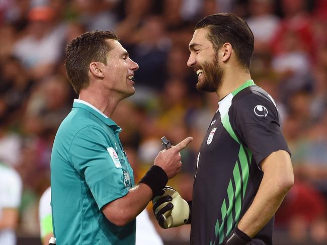 (FILES) A file photo taken on January 11, 2015, shows Australian referee Ben Williams (L) speaking with Iran's goalkeeper Ali Reza Haghighi (R) during their football match against Bahrain at the AFC Asian Cup in Melbourne. Iran coach Carlos Queiroz launched a withering attack on Australian referee Ben Williams, accusing him of failing to keep a lid on Bahrain's "dangerous" tackling in Team Melli's 2-0 win at the weekend and claiming he was out of his depth, despite the fact he officiated at last year's World Cup. AFP PHOTO / FILES / William WEST --IMAGE RESTRICTED TO EDITORIAL USE - STRICTLY NO COMMERCIAL USE--