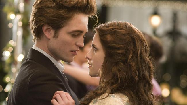 11/09/2009: Undated : Robert Pattinson (Edward) and Kristen Stewart (Bella) in scene from 2008 film 'Twilight'. Pic. Supplied UA049552