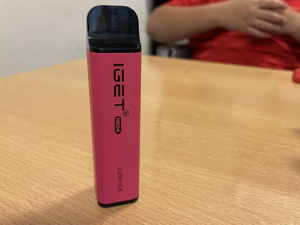 A “mega vape” a student was smoking which delivers 3000 hits, compared with 1000 of a standard vape.