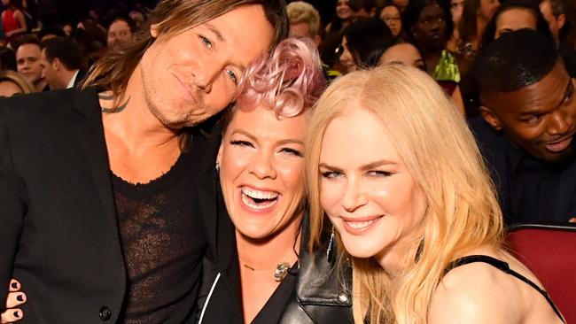 MUST CREDIT GETTYWEB RIGHTS ONLY - ONE TIME USE, FEE APPLIES LOS ANGELES, CA - NOVEMBER 19:  (L-R) Keith Urban, Pink and Nicole Kidman onstage during the 2017 American Music Awards at Microsoft Theater on November 19, 2017 in Los Angeles, California.  (Photo by Jeff Kravitz/AMA2017/FilmMagic for dcp)