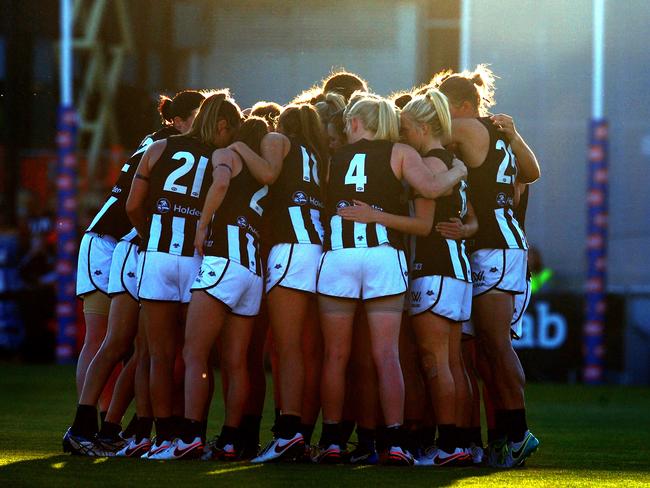 Collingwood AFLW players. (AAP Image/Joe Castro)