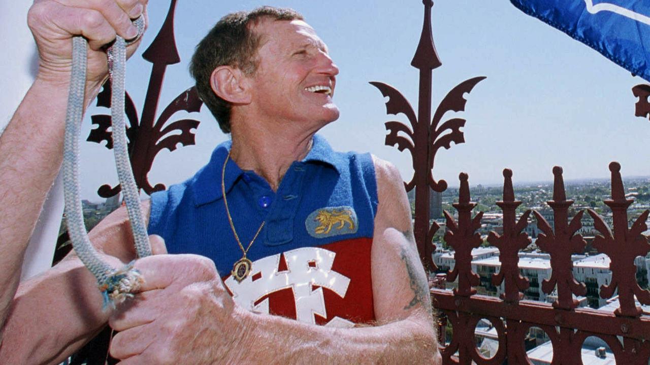 27/09/2001 Fitzroy warhorse Kevin Murray, 1969 Brownlow medallist, raises the Brisbane Lions flag atop the Fitzroy townhall today. Murray's father Dan played in the last Lions premiership side in 1944.