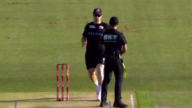 Tom Curran umpire intimidation: Pic: 7 Cricket