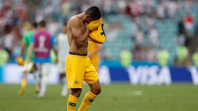 Australia's forward Tim Cahill reacts. / AFP PHOTO / Adrian DENNIS