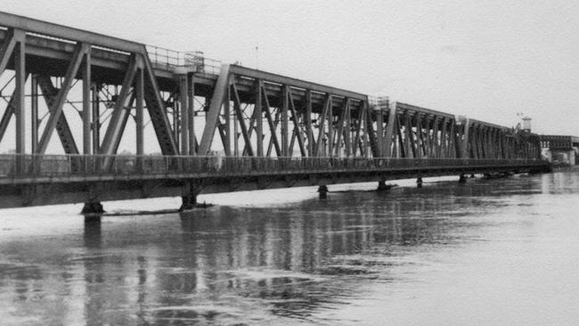 Grafton Bridge during flood season. Picture: CRHS Photograph collection.