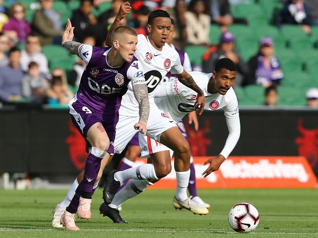 PERTH, AUSTRALIA - OCTOBER 21: Andy Keogh of the Glory looks to cross the ball during the round one A-League match between the Perth Glory and Western Sydney Wanderers at nib Stadium on October 21, 2018 in Perth, Australia.  (Photo by Paul Kane/Getty Images)