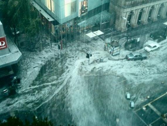 06/03/2010 NEWS: Reader pic of Wild storm flooding Melbourne.