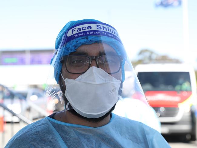 SYDNEY, AUSTRALIA - NewsWire Photos SEPTEMBER 20, 2021 - Healthcare workers at the Histopath drive-through COVID-19 test centre at the Sydney International Airport. Picture: NCA NewsWire Christian Gilles