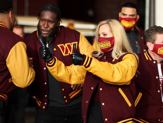 *** BESTPIX *** LANDOVER, MARYLAND - FEBRUARY 02: Team co-owners Tanya and Dan Snyder arrive at a news conference with former team members during the announcement of the Washington Football Team's name change to the Washington Commanders at FedExField on February 02, 2022 in Landover, Maryland. (Photo by Rob Carr/Getty Images)