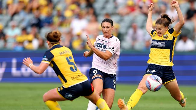 Central Coast Mariners and Melbourne Victory could not be separated. (Photo by Mark Kolbe/Getty Images)