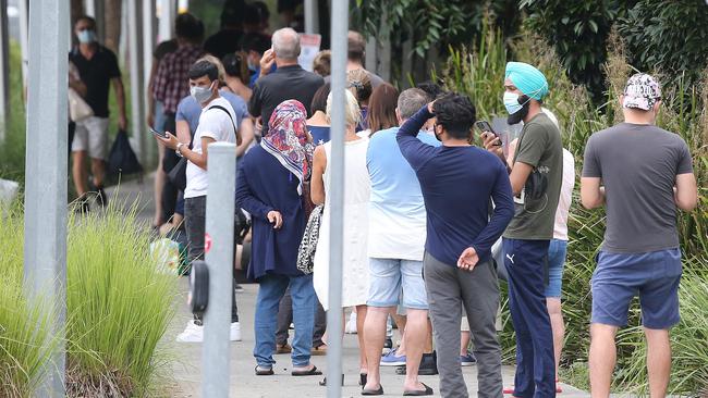 Covid testing queue next to the Gold Coast University Hospital at Parkwood. Picture Mike Batterham