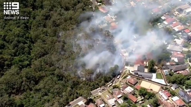 Homes under threat as fire rages in Sydney’s west (9 NEWS)