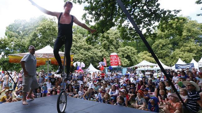 Performer The Great Dave entertains children during the 2018-19 Taste of Tasmania. Picture: MATT THOMPSON