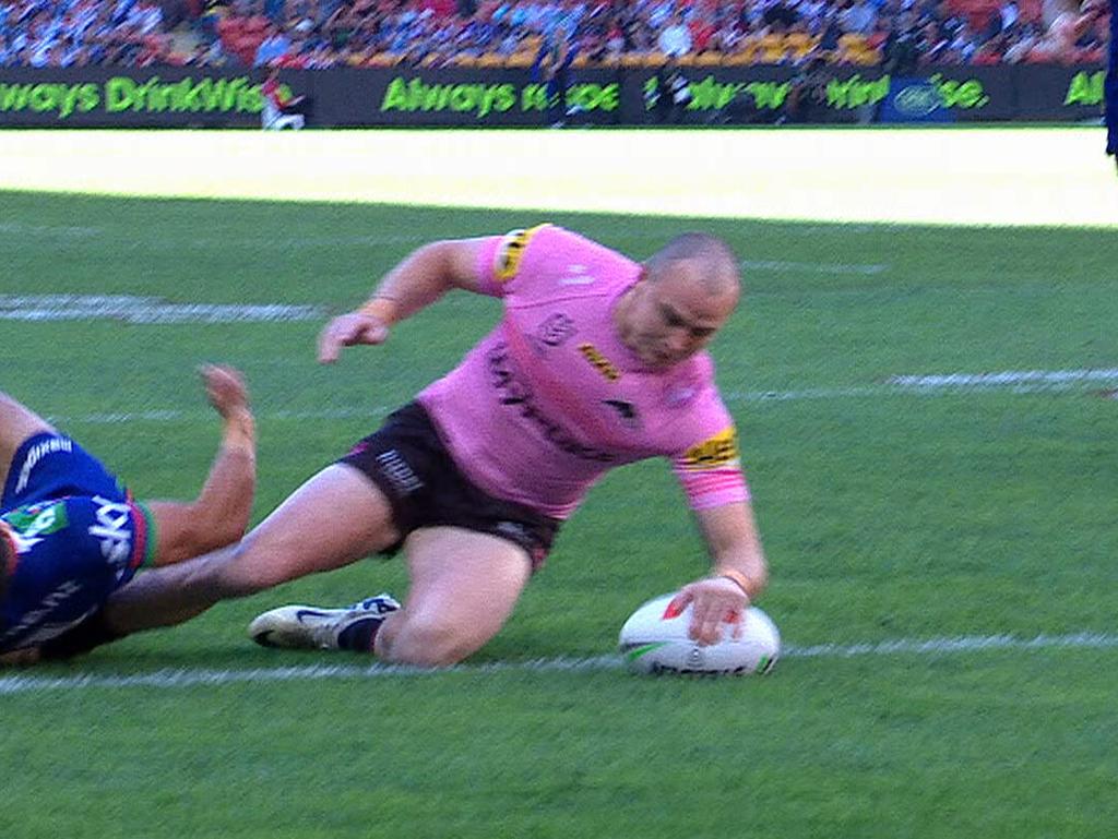 Dylan Edwards scores first try of game