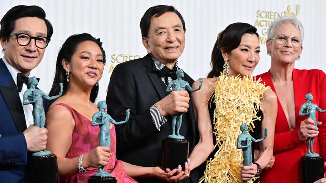 Michelle Yeoh, Ke Huy Quan, Stephanie Hsu, Jamie Lee Curtis and James Hong pose with the award for Outstanding Performance by a Cast in a Motion Picture for 