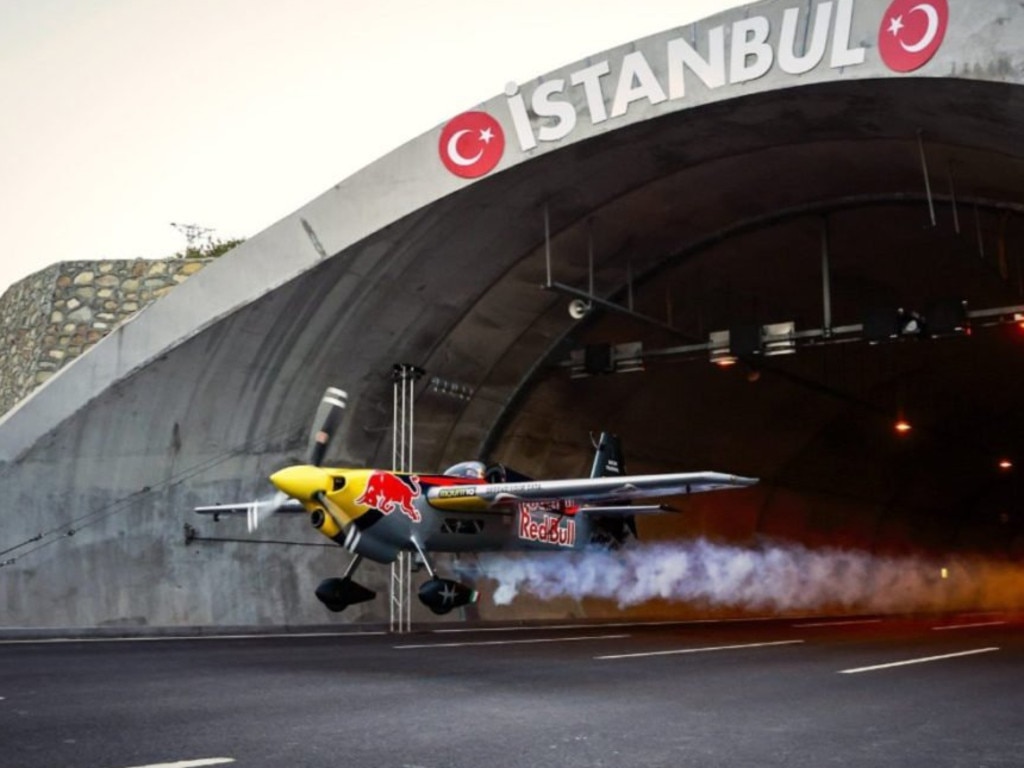 The plane flew through the road tunnels.