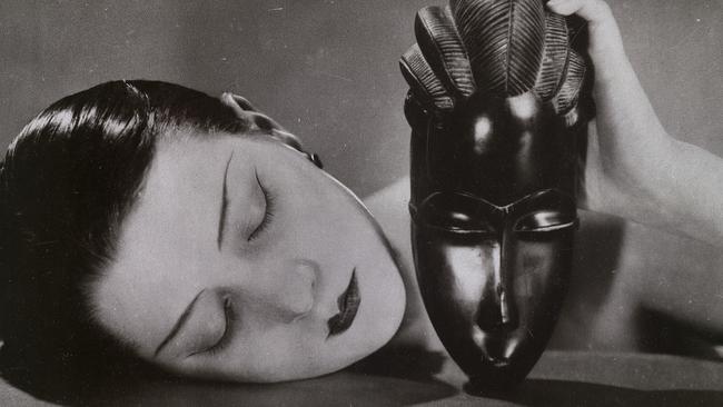 Man Ray Kiki with African mask 1926 gelatin silver photograph 21.1 x 27.6 cm (image) ; 22.1 x 28.5 cm (sheet) National Gallery of Victoria, Melbourne Purchased through The Art Foundation of Victoria with the assistance of Miss Flora MacDonald Anderson and Mrs Ethel Elizabeth Ogilvy Lumsden, Founder Benefactors, 1983 © MAN RAY TRUST / ADAGP, Paris. License d by Copyright Agency, Australi