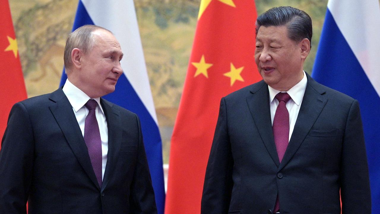 Russian President Vladimir Putin (L) and Chinese President Xi Jinping pose for a photograph during their meeting in Beijing, on February 4, 2022. (Photo by Alexei Druzhinin / Sputnik / AFP)