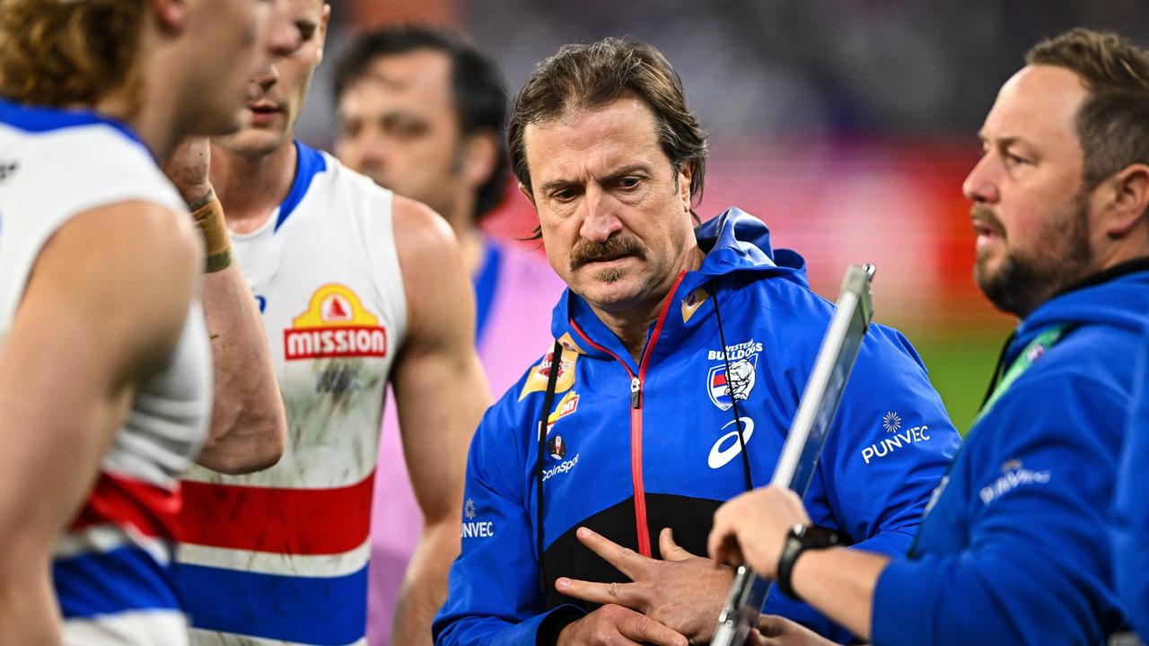 PERTH, AUSTRALIA - SEPTEMBER 03: Luke Beveridge, Senior Coach of the Bulldogs addresses their players at three quarter time during the 2022 AFL First Elimination Final match between the Fremantle Dockers and the Western Bulldogs at Optus Stadium on September 3, 2022 in Perth, Australia. (Photo by Daniel Carson/AFL Photos via Getty Images)