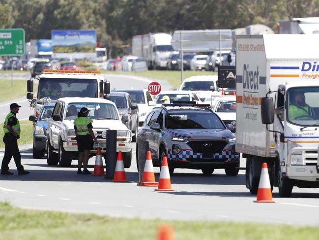 COOLANGATTA, AUSTRALIA - DECEMBER 21: Long queue of motorists who are entering Queensland from New South Wales through the border checkpoint on December 21, 2020 in Coolangatta, Gold Coast, Australia. Queensland has closed its border to greater Sydney residents as a cluster of Covid-19 cases continues to increase. Queensland residents returning from Sydney have until 1am on Tuesday get home. (Photo by Regi Varghese/Getty Images)