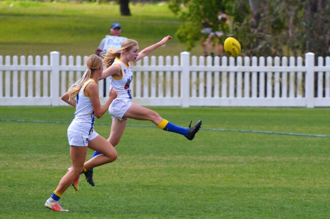 Aoife Piipari (Everton Wolves) playing in the 2022 grand final.