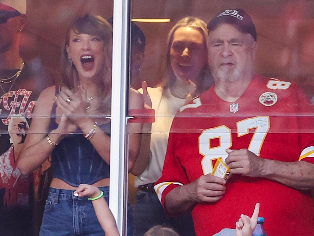 Taylor Swift cheers on Travis Kelce along with his dad Ed. Picture: Christian Petersen/Getty Images