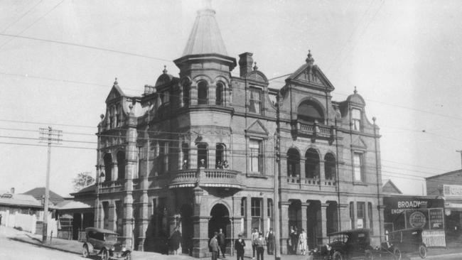 A photo of the Broadway Hotel, Woolloongabba circa 1929.