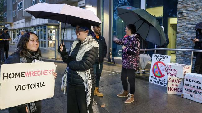 MELBOURNE, AUSTRALIA.NewsWire Photos. JUNE 03, 2025. People picket outside the Housing Commission flats in North Melbourne which will soon be coming down for redevelopment. Public Picture: NewsWire/Ian Currie