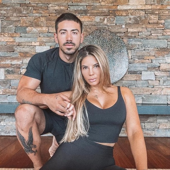 Both Amy and celebrity trainer Jono embarked on a temporary keto diet. Picture: Instagram/AmyCastano