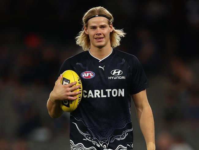 MELBOURNE, AUSTRALIA - MARCH 28: Tom De Koning of the Blues warms up ahead of the round three AFL match between Carlton Blues and Western Bulldogs at Marvel Stadium on March 28, 2025 in Melbourne, Australia. (Photo by Graham Denholm/AFL Photos via Getty Images)