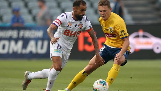Diego Castro of Perth Glory dribbles past a Mariners defender on Tuesday night Picture: Getty Images