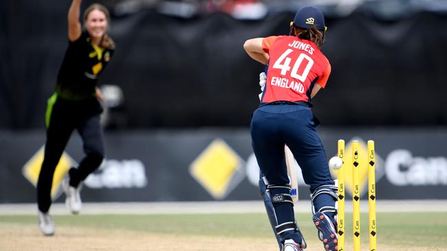 Tayla Vlaeminck bowled at electric pace, with the English unable to handle examination.